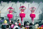 テレビドラマ「パリピ孔明」より、八木莉可子ら扮するAZALEAが辻本知彦の振付で踊るシーン。(c)フジテレビ