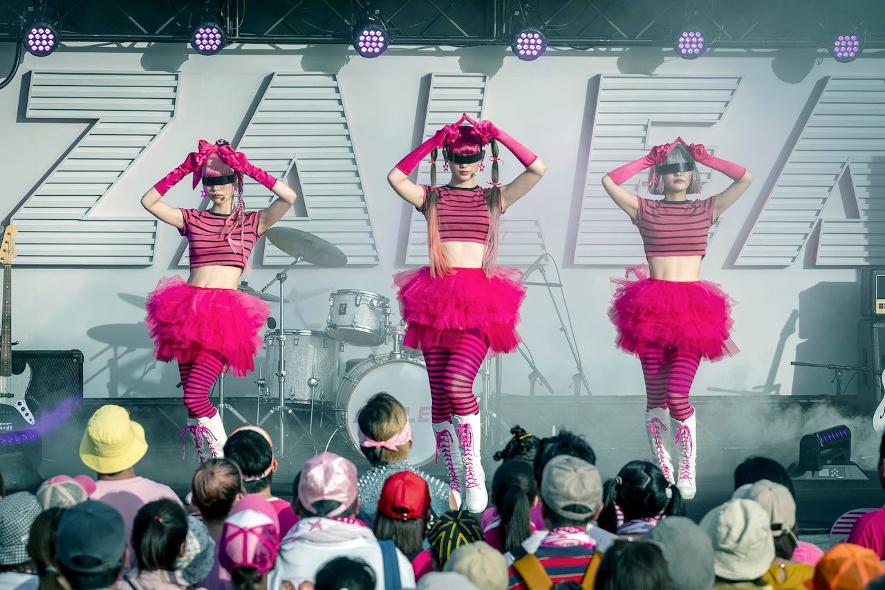 テレビドラマ「パリピ孔明」より、八木莉可子ら扮するAZALEAが辻本知彦の振付で踊るシーン。(c)フジテレビ
