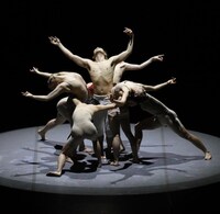 「INFINITY DANCING TRANSFORMATION」より、辻本知彦（中央）。（提供：ルネッサンスクラシックス/DAF、撮影：新井秀幸）