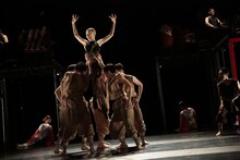 Noism×鼓童「鬼」より。（撮影：篠山紀信）