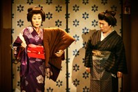 「放浪記」2005年芸術座公演より、森光子（左）と鈴木雅（右）。