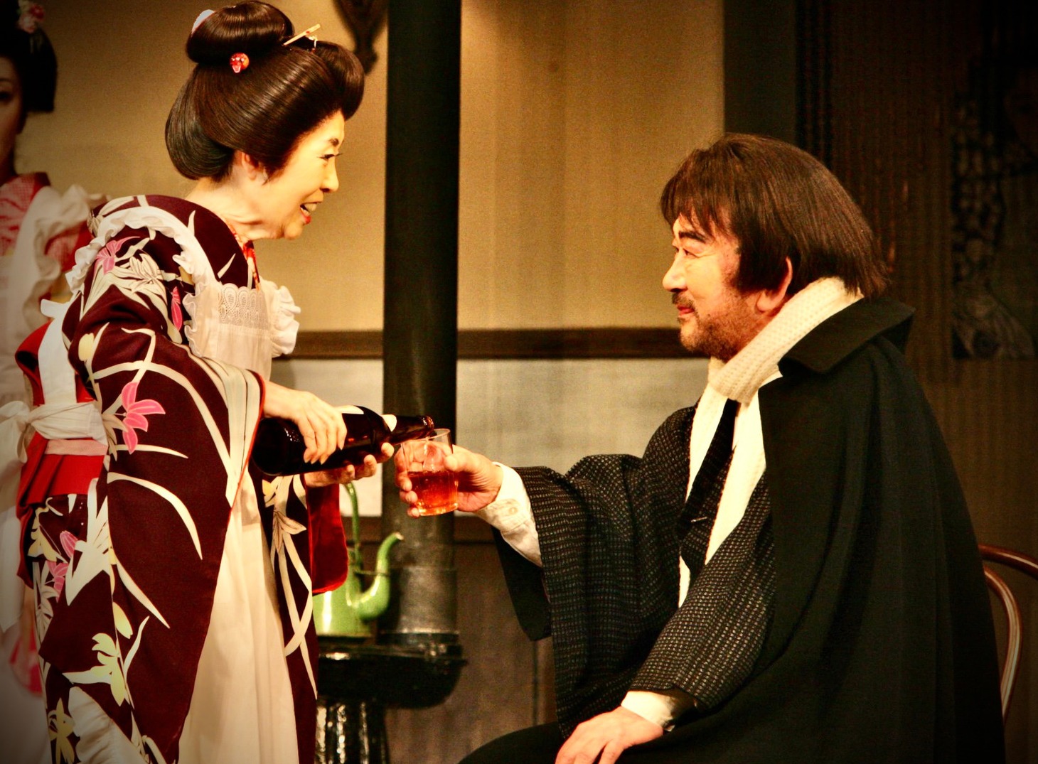「放浪記」2009年帝国劇場公演より、森光子（左）と丸山博一（右）。
