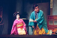 「おもろい女」1998年日生劇場公演より、森光子（左）と横澤祐一（右）。