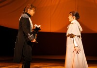 シェイクスピア、ダークコメディ交互上演「終わりよければすべてよし」（撮影：引地信彦）