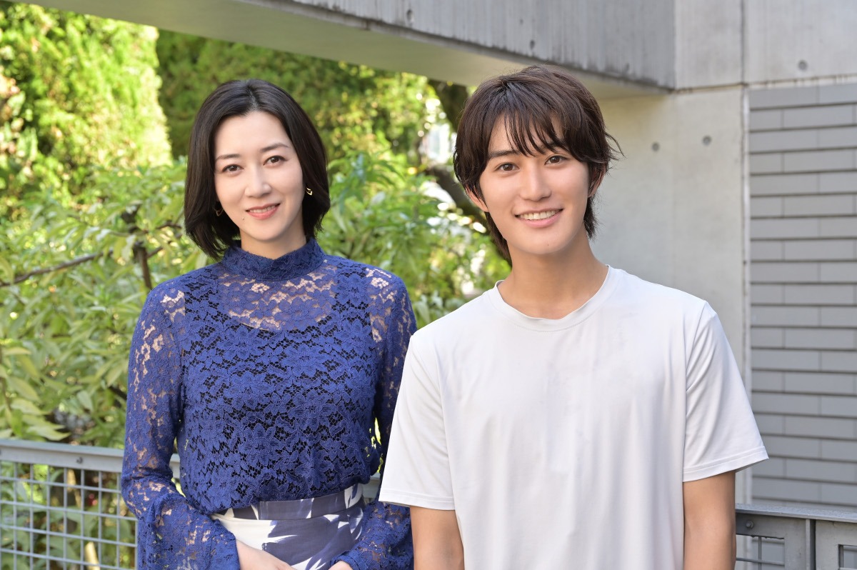 左から凰稀かなめ、橋本涼。(c)TBS