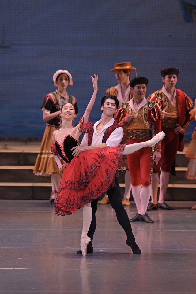 新国立劇場バレエ団「ドン・キホーテ」より。（撮影：鹿摩隆司）