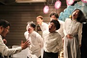 アー本公演「アーの9」より。（撮影：明田川志保）