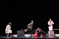 メニコン シアターAoi オープニングイヤー ラインナップ「ワレワレのモロモロ 名古屋編」より、「再々々々々々」の様子。（Photo by Naoshi HATORI）