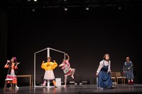 メニコン シアターAoi オープニングイヤー ラインナップ「ワレワレのモロモロ 名古屋編」より、「身体よ、動け」の様子。（Photo by Naoshi HATORI）