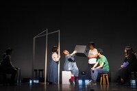 メニコン シアターAoi オープニングイヤー ラインナップ「ワレワレのモロモロ 名古屋編」より、「身体よ、動け」の様子。（Photo by Naoshi HATORI）