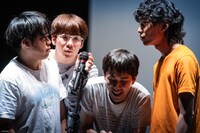 吉祥寺ダンスLAB. vol.6 小野彩加 中澤陽 スペースノットブランク「言葉とシェイクスピアの鳥」ワークインプログレスより。（撮影：bozzo）