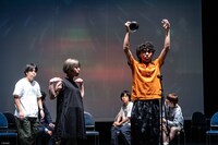 吉祥寺ダンスLAB. vol.6 小野彩加 中澤陽 スペースノットブランク「言葉とシェイクスピアの鳥」ワークインプログレスより。（撮影：bozzo）