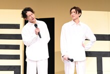 見どころを問われ、ネタバレを避けるために考えを巡らせる橋本祥平（左）と、その様子を見守る梅津瑞樹（右）。