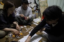 その昔、大熊隆太郎の実家で作業する壱劇屋メンバー。