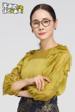 向坂サカエ役の吉田羊。(c)TBS