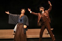 文学座公演「逃げろ！芥川」より。（撮影：宮川舞子）