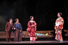 文学座公演「逃げろ！芥川」より。（撮影：宮川舞子）