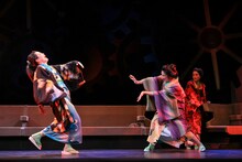 文学座公演「逃げろ！芥川」より。（撮影：宮川舞子）