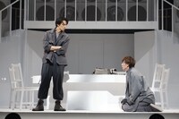 舞台「ナナシ-第七特別死因処理課-」より。（撮影：小境勝巳）