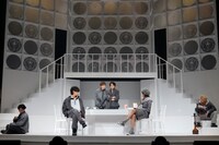 舞台「ナナシ-第七特別死因処理課-」より。（撮影：小境勝巳）