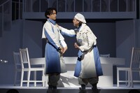 舞台「ナナシ-第七特別死因処理課-」より。（撮影：小境勝巳）