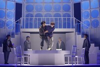 舞台「ナナシ-第七特別死因処理課-」より。（撮影：小境勝巳）