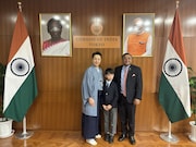 左から尾上菊之助、尾上丑之助、シビ・ジョージ駐日インド大使