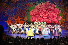 劇団四季ディズニーミュージカル「美女と野獣」日本公演通算6000回を記念した特別カーテンコールより。(c)Disney