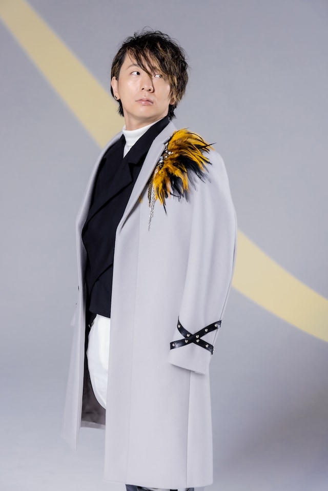 カナリア役の木村良平の舞台衣裳姿。