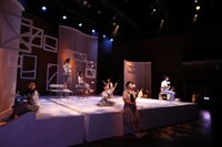 高校生と創る演劇「101年目の夏休み」より。（撮影：伊藤華織）