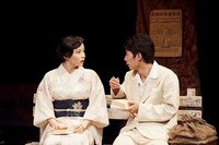 2020年度 文学座研修科発表会「村で一番の栗の木」より。左がsara。