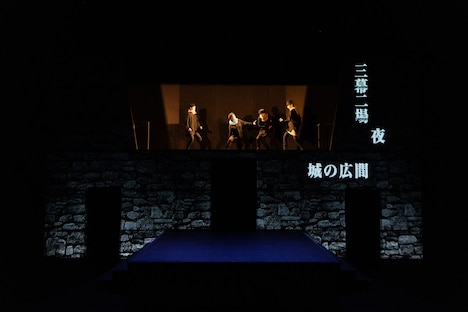 エイチエムピー・シアターカンパニー シェイクスピアシリーズIII「ハムレット 例外と禁忌」より。（撮影：中谷利明）