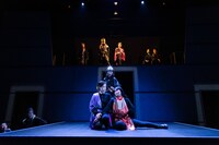 エイチエムピー・シアターカンパニー シェイクスピアシリーズIII「ハムレット 例外と禁忌」より。（撮影：中谷利明）