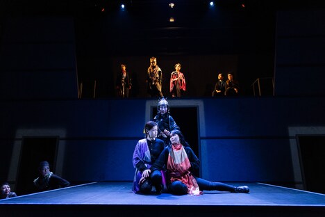 エイチエムピー・シアターカンパニー シェイクスピアシリーズIII「ハムレット 例外と禁忌」より。（撮影：中谷利明）