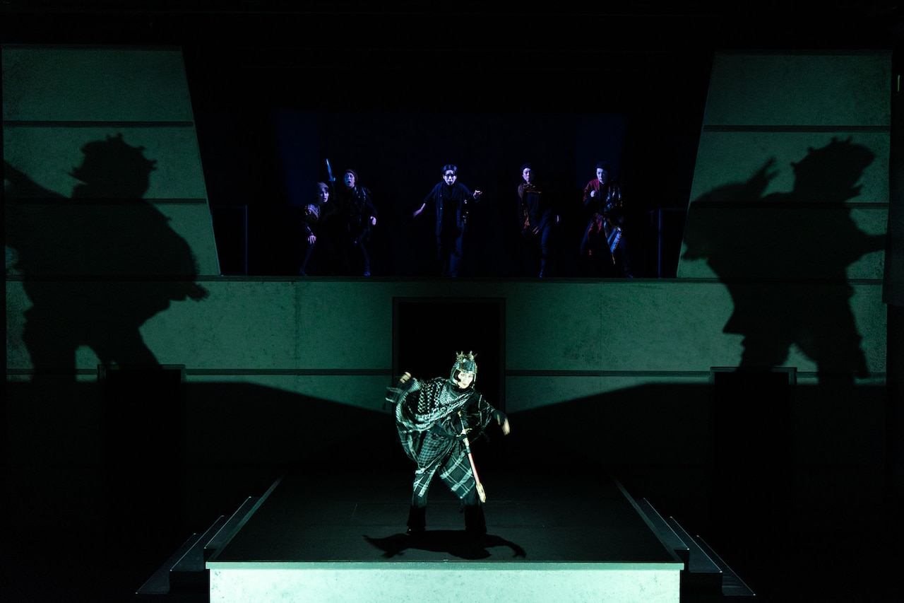 エイチエムピー・シアターカンパニー「ハムレット 例外と禁忌」が開幕、原作の魅力を生かして改作