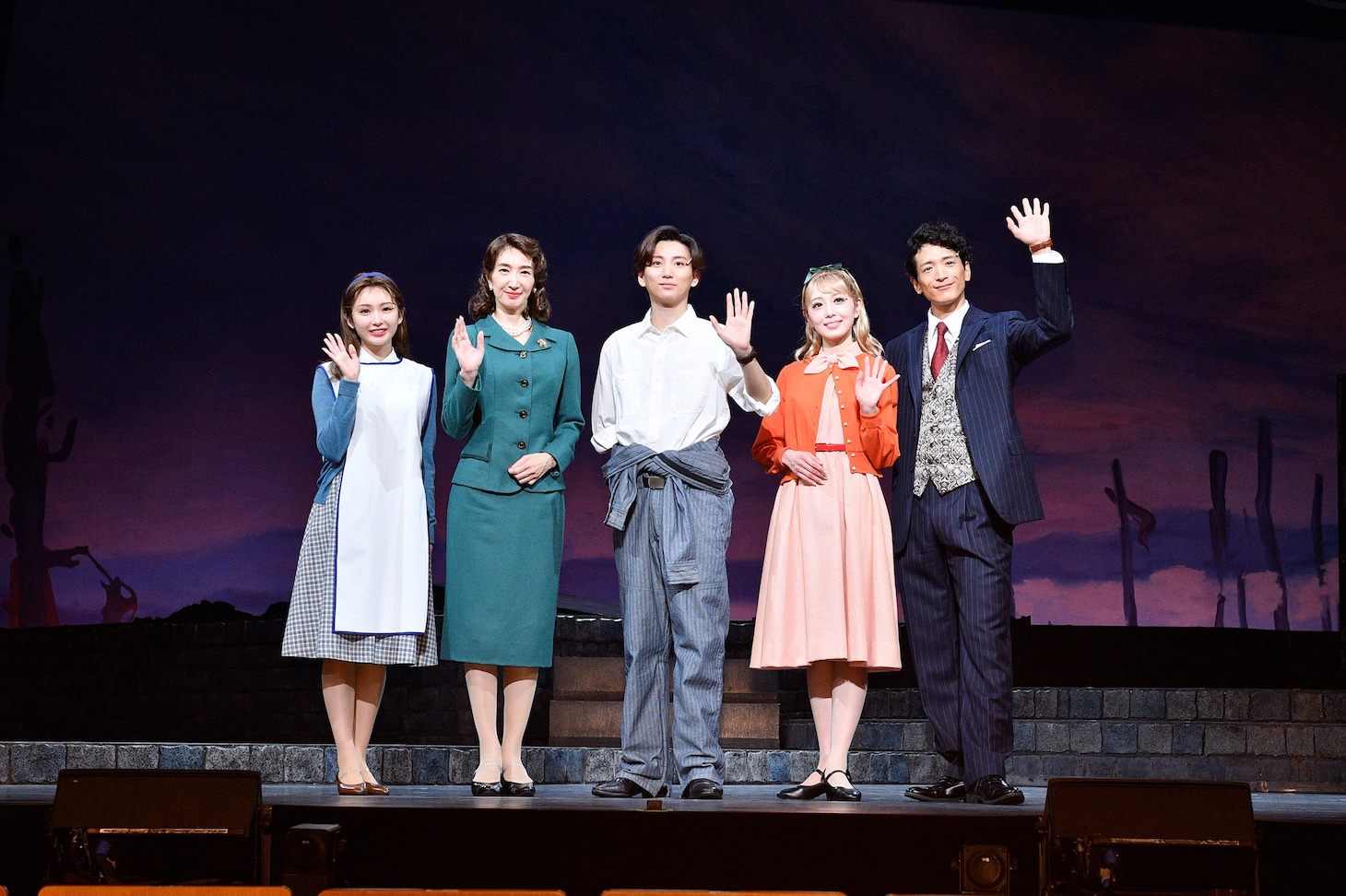 左から井上小百合、春野寿美礼、京本大我、朝月希和、渡部豪太。