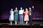 左から井上小百合、春野寿美礼、京本大我、朝月希和、渡部豪太。