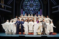 ミュージカル「天使にラブ・ソングを～シスター・アクト～」初日前会見より、1列目下手より福田えり、河合篤子、柳本奈都子、廣瀬友祐、石井一孝、朝夏まなと、森公美子、鳳蘭、太川陽介、大澄賢也、春風ひとみ、梅田彩佳、2列目下手より林翔太、泉見洋平、KENTARO。