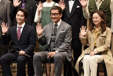 左から藤原丈一郎、中井貴一、永作博美。