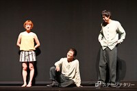 取材会が始まると同時に、なぜか舞台に座り込んで一同を笑わせる成河（中央）。