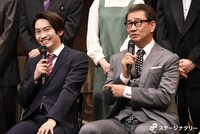 左から藤原丈一郎、中井貴一。