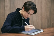 作画中の瀬戸康史。