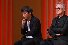 蓬莱竜太（中央）