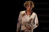 OFFICE SHIKA PRODUCE「Operetta『YAMA-INU』」より。（撮影：和田咲子）