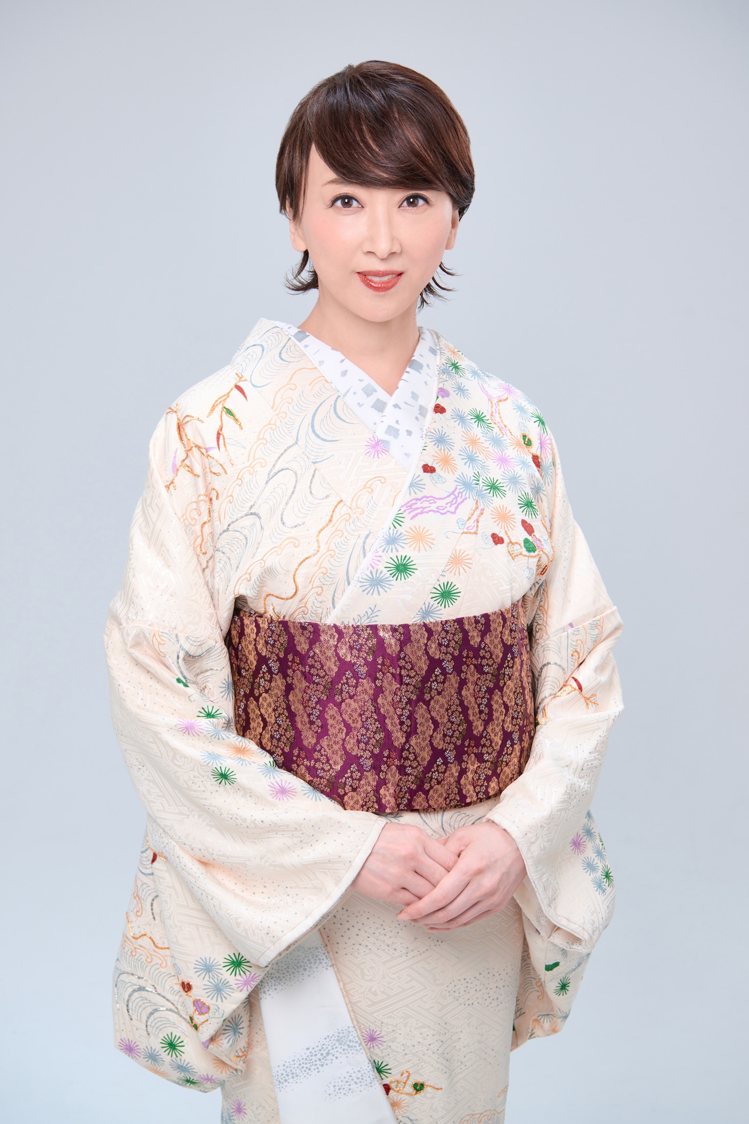 語り手の紫吹淳のビジュアル。