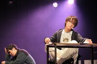 かるがも団地 第8回本公演 マグカルシアター参加作品「静流、白むまで行け」より。（撮影：古戸森陽乃）