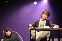 かるがも団地 第8回本公演 マグカルシアター参加作品「静流、白むまで行け」より。（撮影：古戸森陽乃）