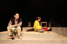 かるがも団地 第8回本公演 マグカルシアター参加作品「静流、白むまで行け」より。（撮影：古戸森陽乃）