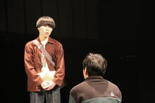 かるがも団地 第8回本公演 マグカルシアター参加作品「静流、白むまで行け」より。（撮影：古戸森陽乃）