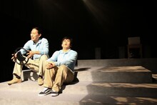 かるがも団地 第8回本公演 マグカルシアター参加作品「静流、白むまで行け」より。（撮影：古戸森陽乃）